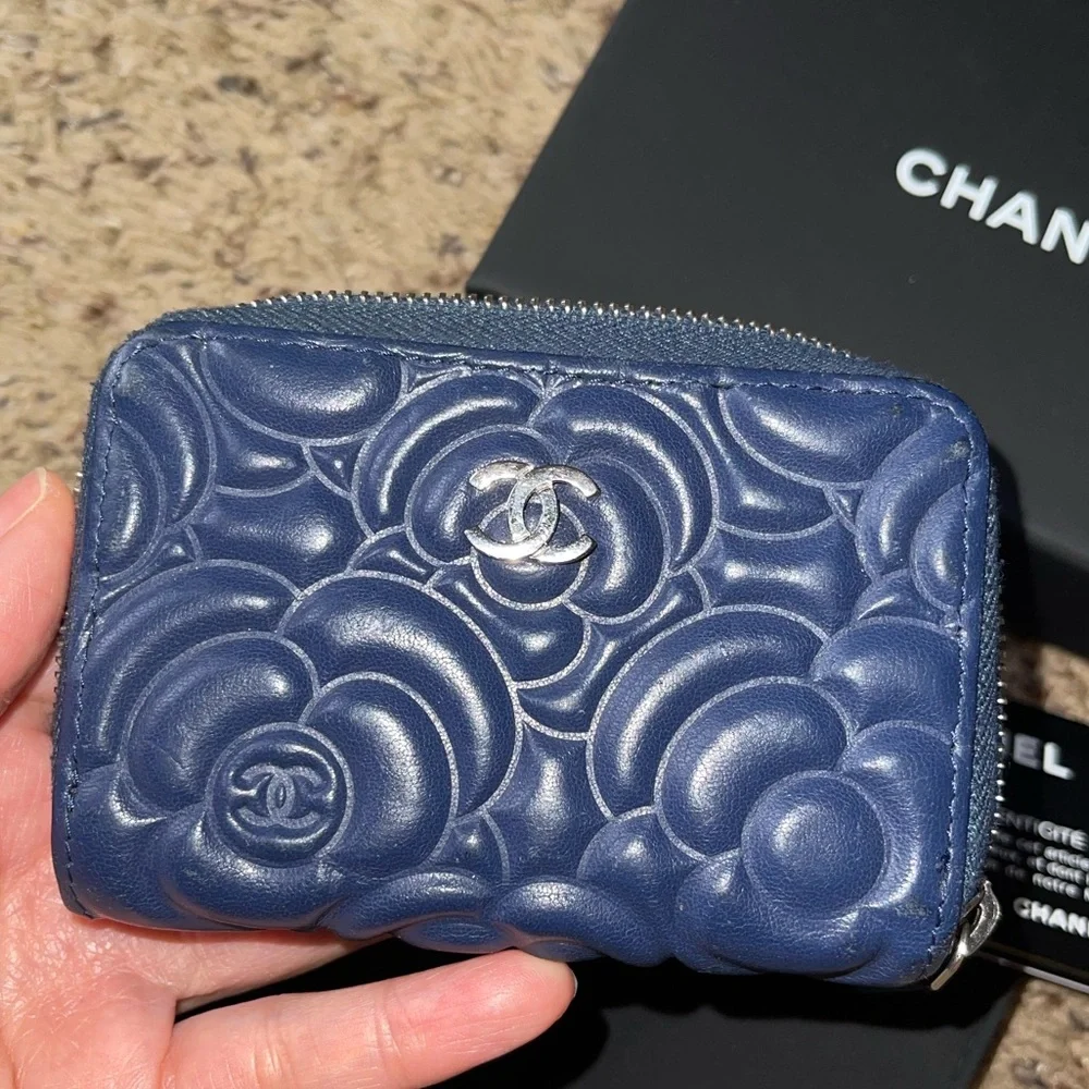 Chanel Camellia Blue Card Zippy Holder - Picture 14 of 16